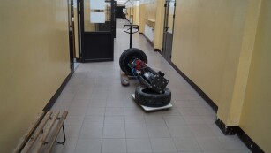 Maszyna na korytarzu szkoły LCKZiU na wózku widłowym