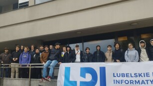Uczniowie obok banera Lubelskie Dni Informatyki
