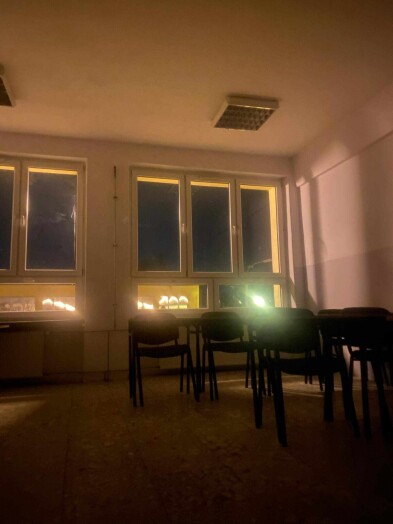 Zdjęcie pomieszczeń szkolnych w nocy