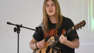 Uczeń gra na gitarze - Akademia 