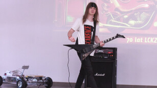 Uczeń gra na gitarze - Akademia 